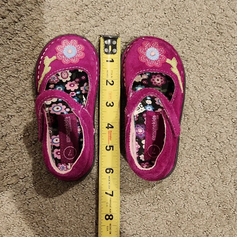 Oshkosh leather girls shoes. Size 7 Excellent shape